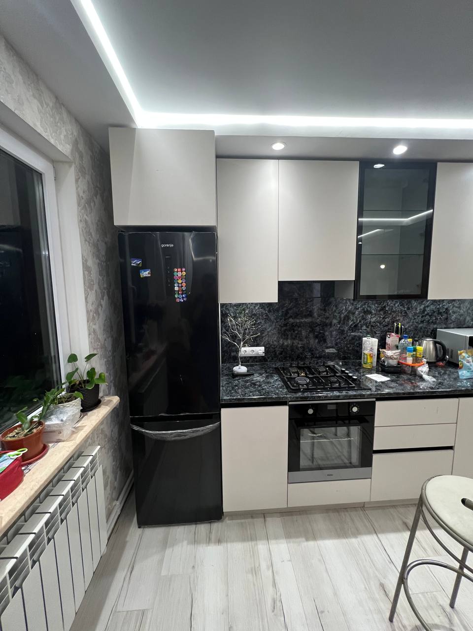 Кухня угловая — Кремовый и чёрный мрамор